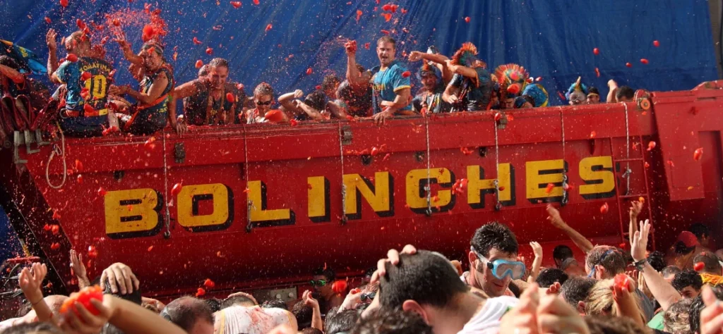arrojando tomates desde el camión-La Tomatina, experiencia VIP
